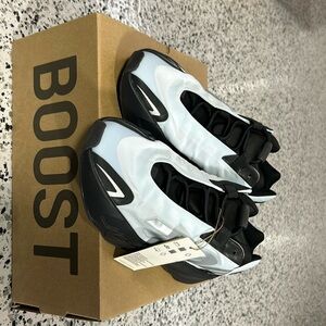 Yeezy Boost 700 MNVN